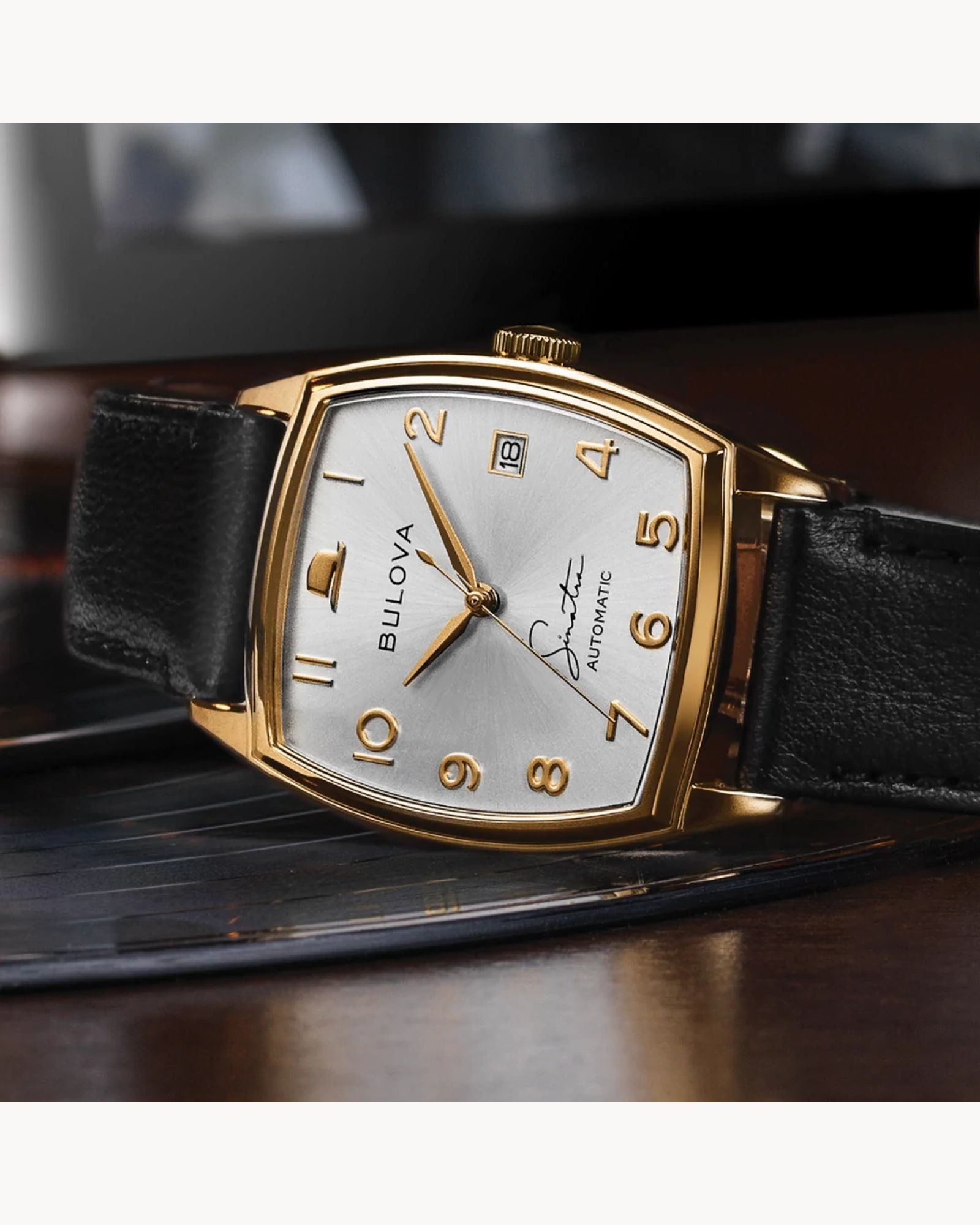 Reloj Bulova Frank Sinatra Young At Heart 97B197 Hombre Automático Acero Dorado Esfera Plateada Correa Cuero Negro