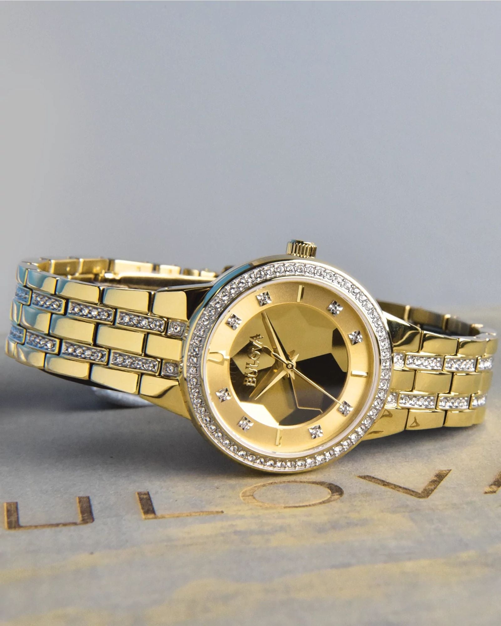 Reloj Bulova Mujer Phantom 97L176 Dorado Bisel y Pulsera con Cristales